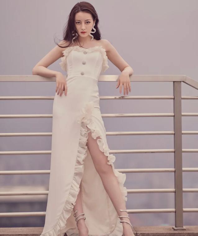 迪丽热巴|迪丽热巴玩手机，当镜头绕到正面，看到她胳肢窝，有点大煞风景！