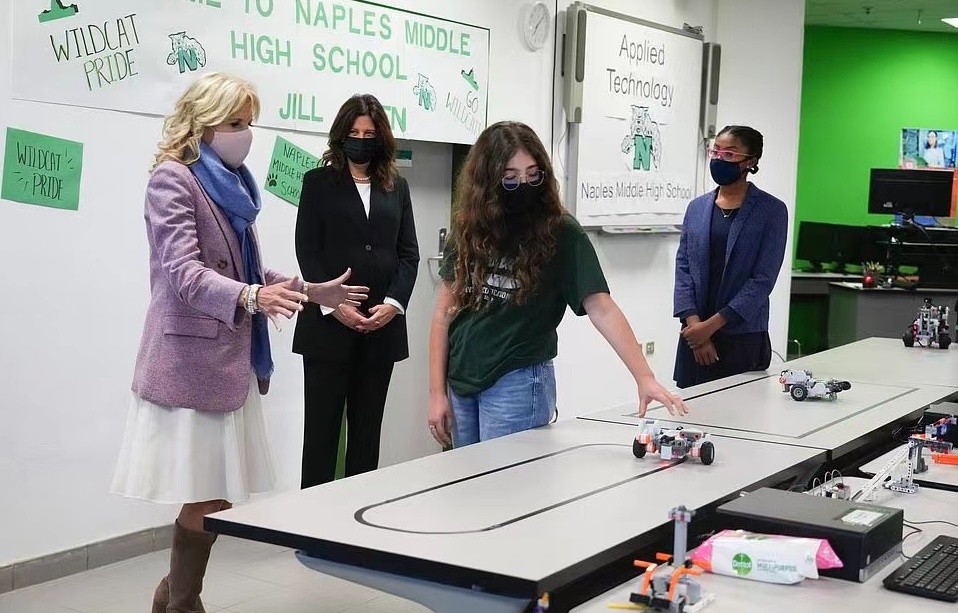 全球时尚风行 70岁美国第一夫人不服老!光腿穿小白裙好水嫩,裙摆扬起差点走光