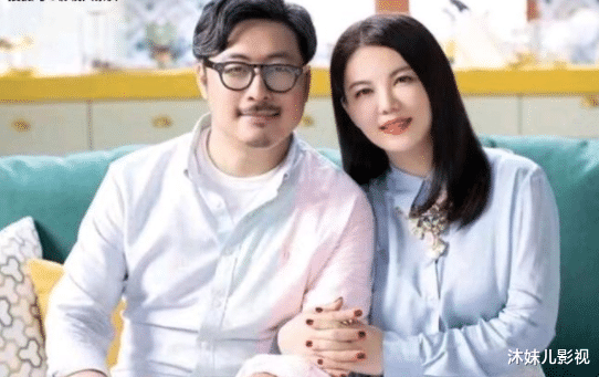 李湘|官宣离婚后李湘现身，与男性友人开车发生剐蹭，脚蹬车窗霸气侧漏