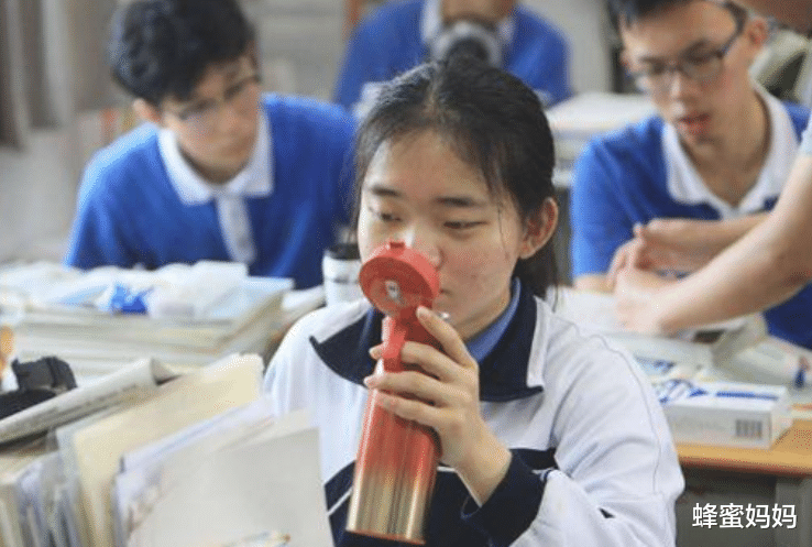 大学|孩子拿到录取通知书，家长准备大摆筵席庆祝，亲戚却劝“复读吧”