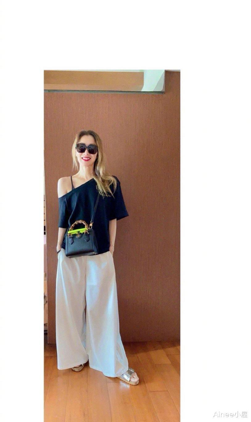 Ainee小屋|郑秀文把自己打扮得挺花哨，长裙配花头巾，梅子色口红挺特别