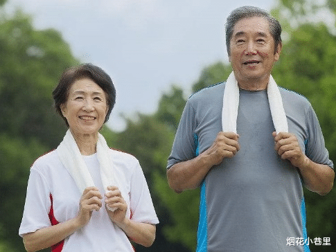 烟花小巷里 76岁退休男人的自述:老伴去世后,找一个保姆,比再婚省心多了