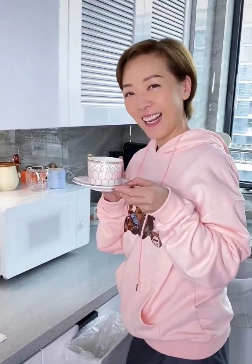 带货|53岁知名港星移居杭州!激动晒出豪宅内景,为内地带货猛学普通话