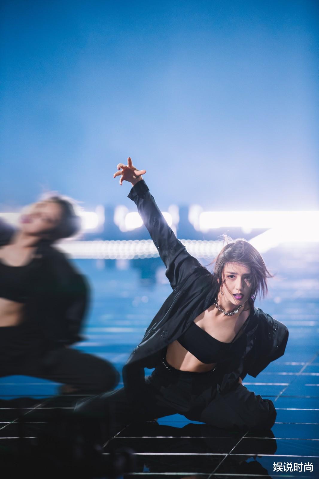娱说时尚 佟丽娅放飞自我有多可怕,女团风感觉要飞起来了,挡不住的时尚