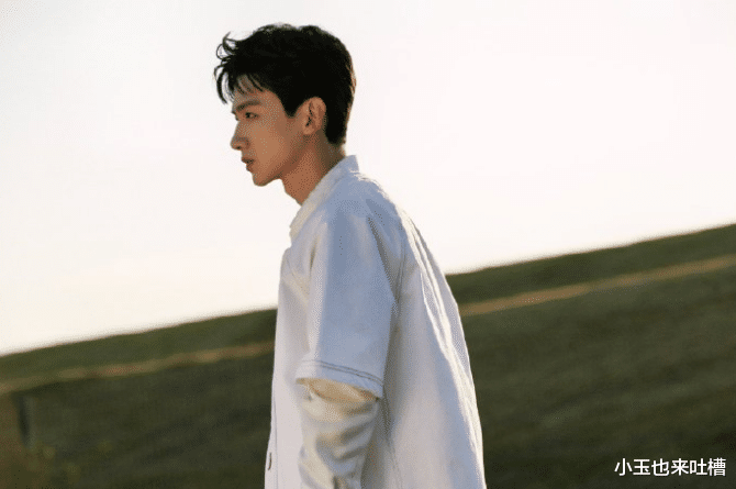吉克隽逸|白敬亭时尚杂志花絮照曝光，穿白色衬衫沐浴阳光，大秀帅气侧脸