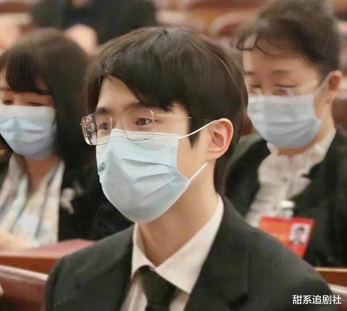 刘昊然|刘昊然文代会照片刷屏，粉丝调侃：在编相亲对象的天花板
