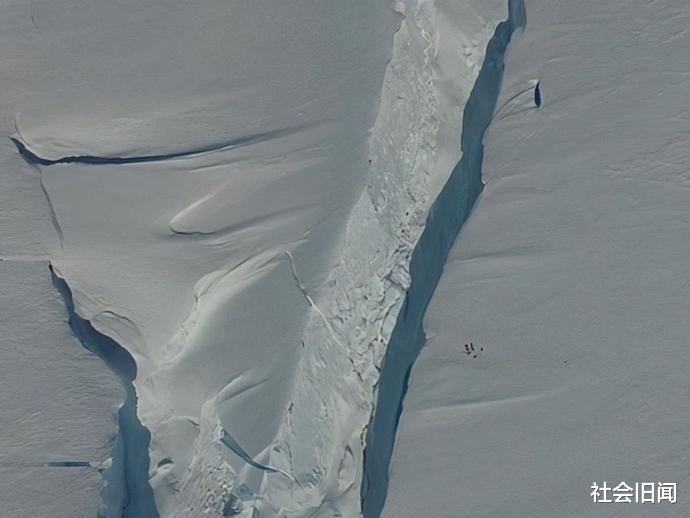 南极莫名出现大裂缝，1300平方公里冰山坠入大海，危机将持续降临？