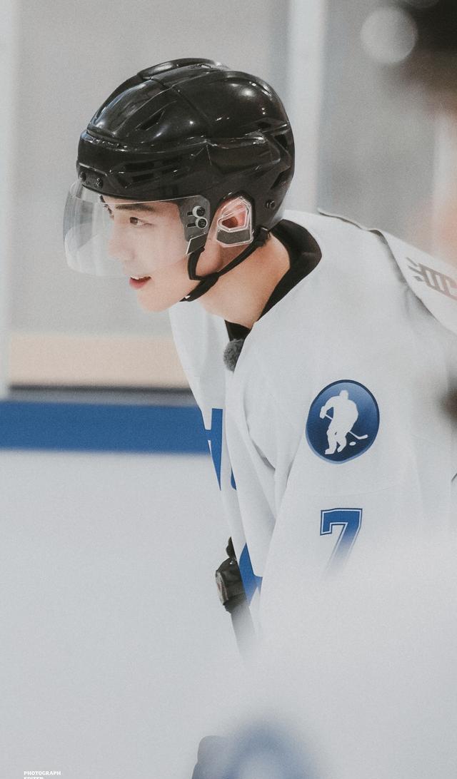 肖战|肖战深夜发33秒视频，镜头转场只为了衣领居中？