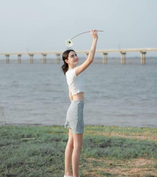 穿衣搭配|王琳终究是老了，短发搭齐膝裙显干练气质，但没P图的腿却很真实