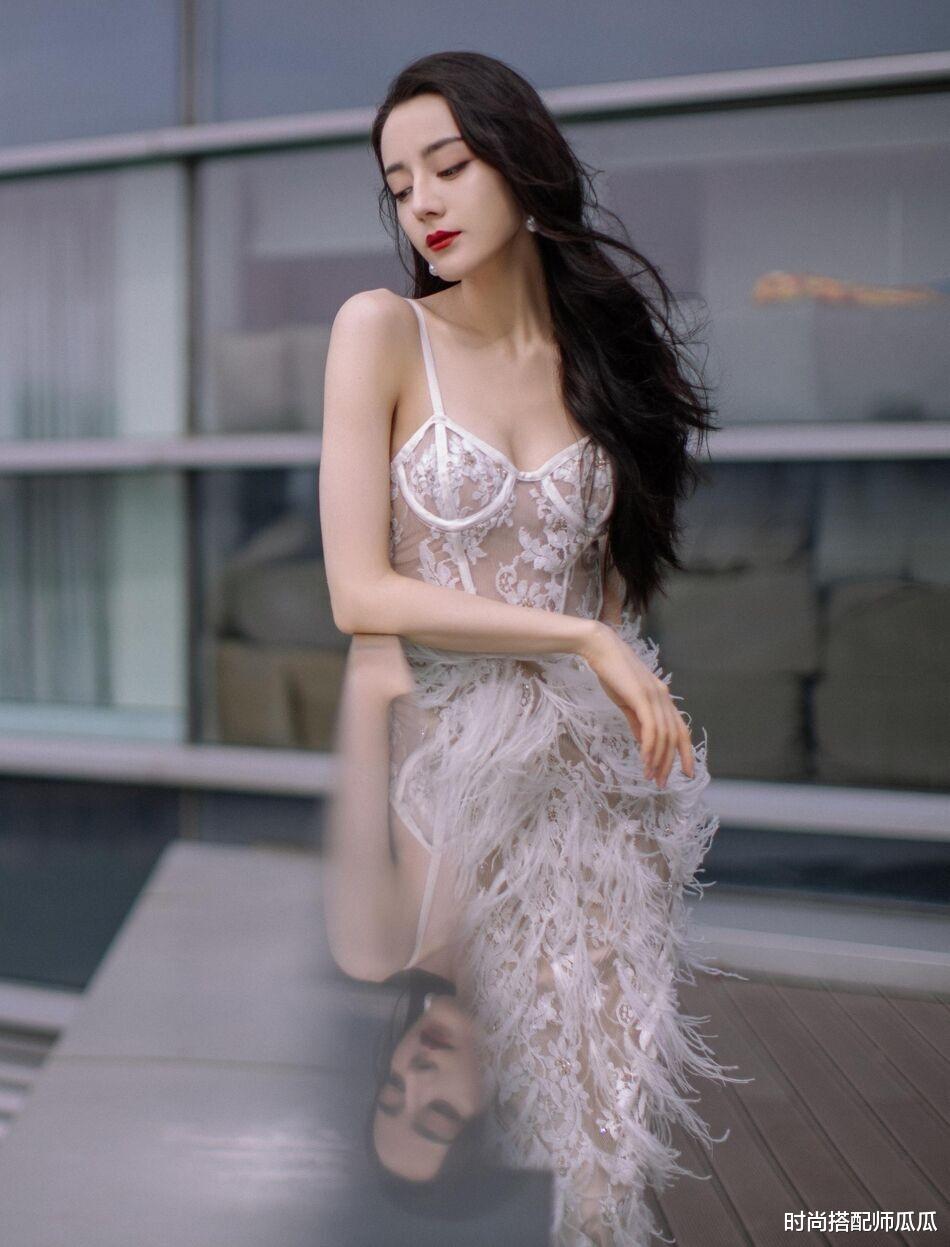 迪丽热巴|迪丽热巴终于不再做“乖乖女”，大胆穿镂空礼服亮相，好身材真抢镜