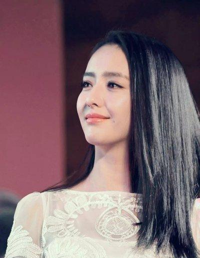 金晨|佟丽娅不避嫌，光脚短裙同小7岁男伴搂腰跳拉丁舞！