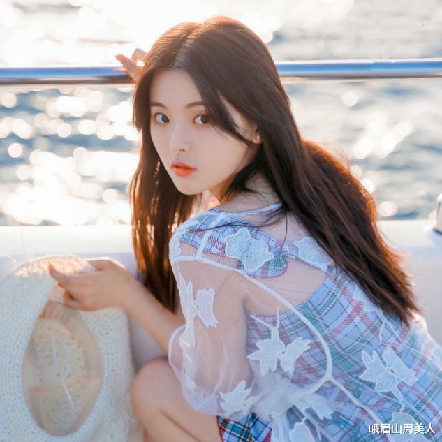 峨眉山周美人|杨超越身材这么有料?穿粉色吊带裙甜美可爱,身材凹凸挺撩人