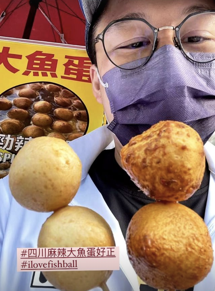 霍启刚|霍启刚携妻吃路边摊接地气,郭晶晶穿小香风出镜,戴耳环造型精致