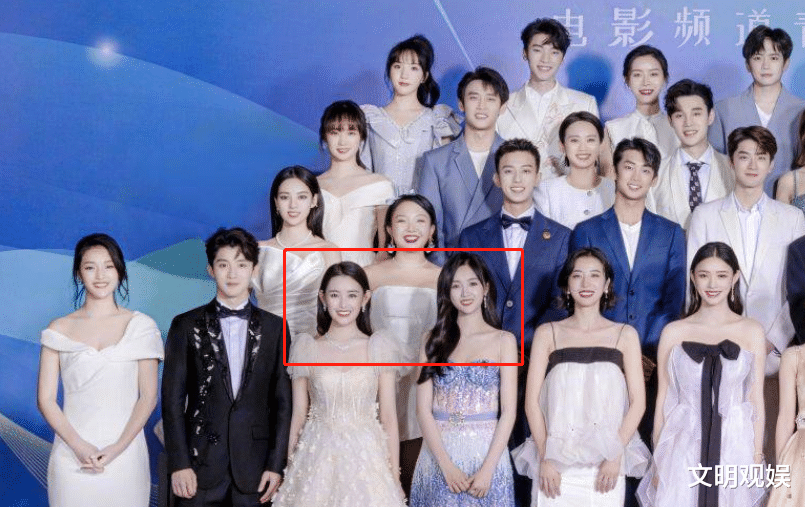 蒋依依|星辰大海拍合照，张子枫享C位，蒋依依比吴宣仪还靠边