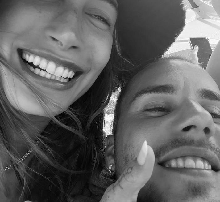 贾斯汀·比伯|贾斯汀·比伯夫人捧丈夫脸笑到眼消失，穿瑜伽裤健身线条不输肯豆