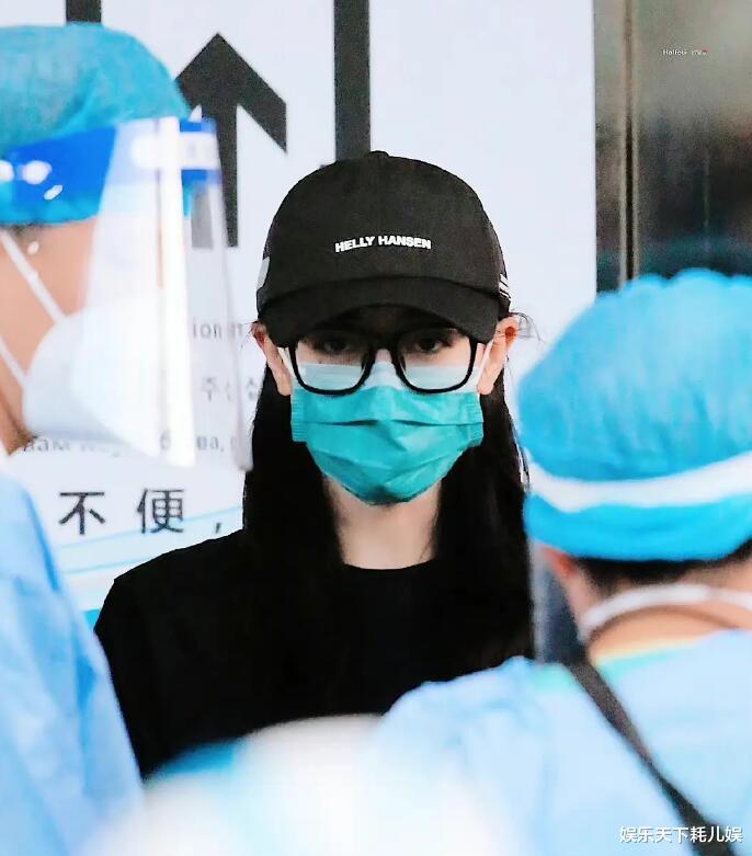 迪丽热巴|迪丽热巴抵达三亚出席GQ盛典，做核酸怕到蹲地上，2名男路人目不转睛看戏超搞笑