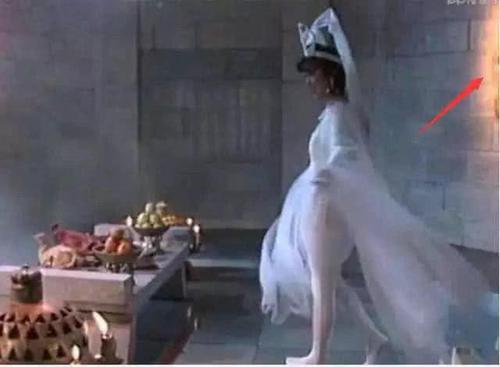 妲己|笑掉大牙的穿帮镜头，妲己还穿连体袜，不得不佩服导演的脑洞