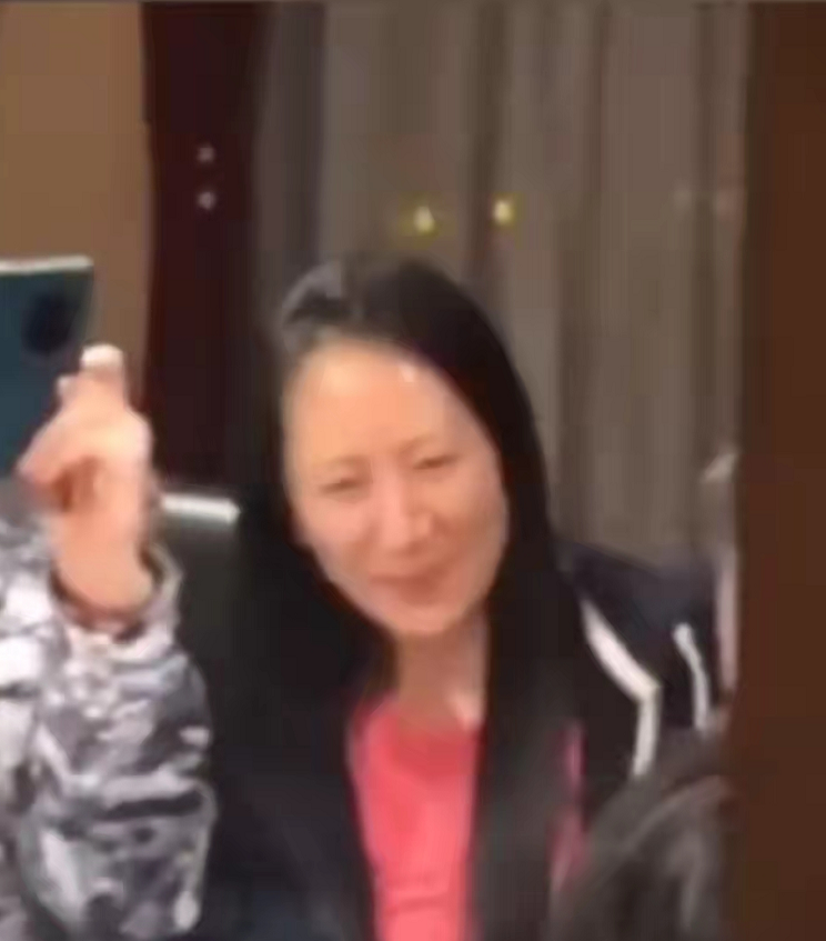 孟晚舟|孟晚舟回国后变朴素！游张家界穿粉毛衣少女心十足，笑容不断超甜