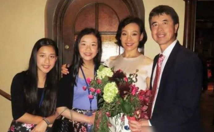 陈冲|一人毁掉央视春晚,叛国后加入美国,当年的央视大姐大现况如何?