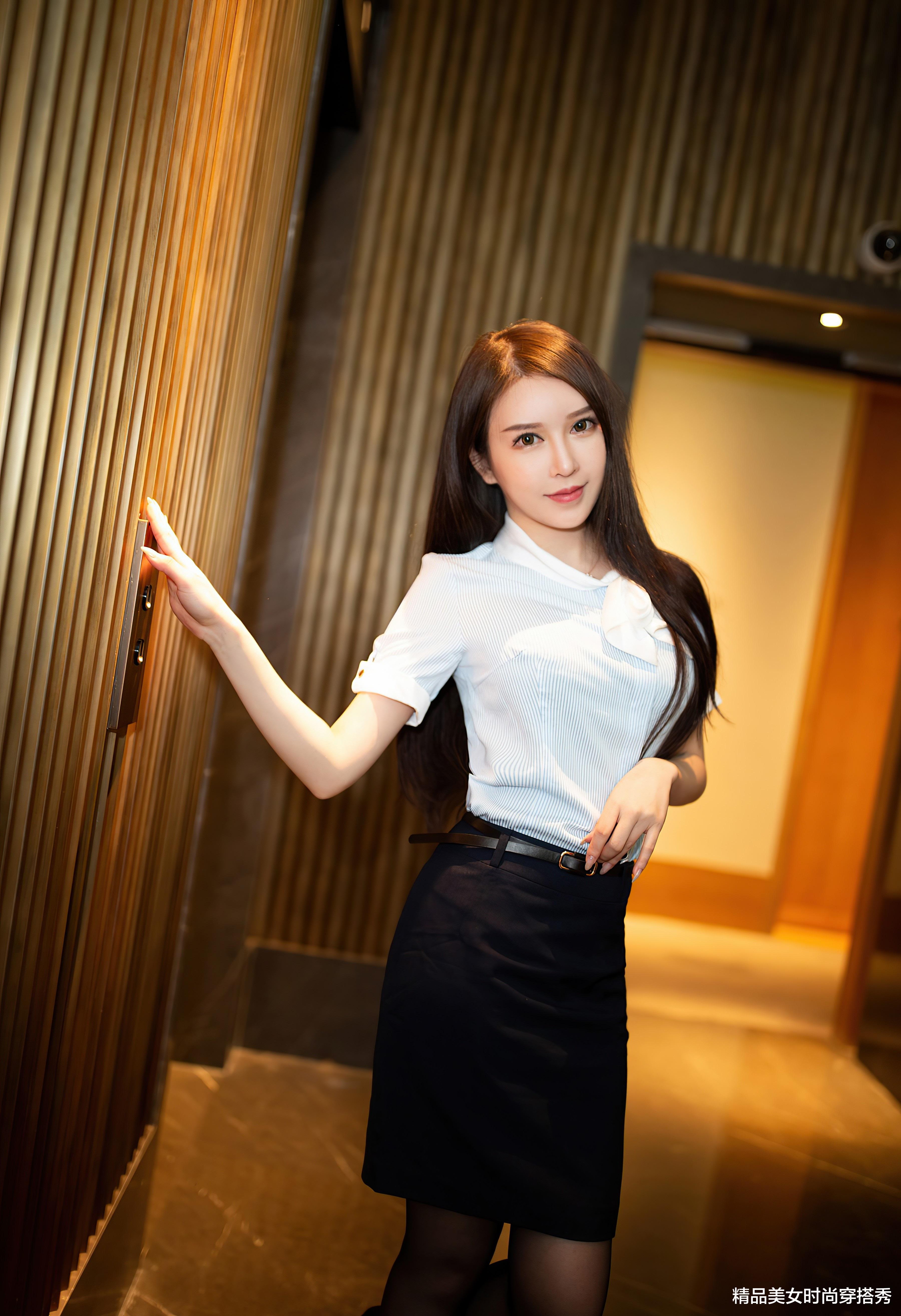 |条纹衬衫搭配黑色高跟鞋，干练不失女性的优雅