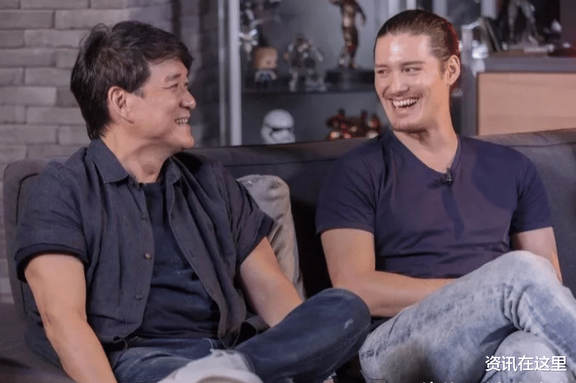 周华健|周华健30岁混血儿子近照曝光！满脸胡茬毛孔大，一头长发像女生