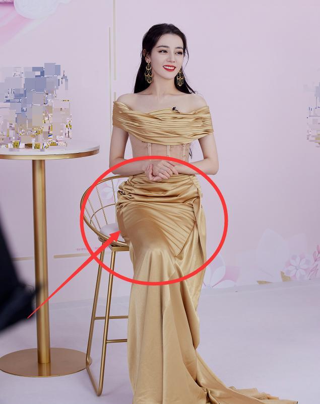 上阳赋|迪丽热巴穿“液体裙”，坐下却暴露腿围，这才是女明星真实的样子