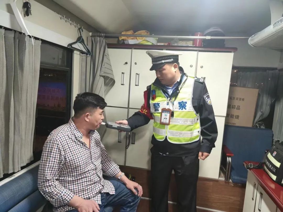 阜阳那些事 刚刚!交警突击夜查!皖KJC769没躲掉