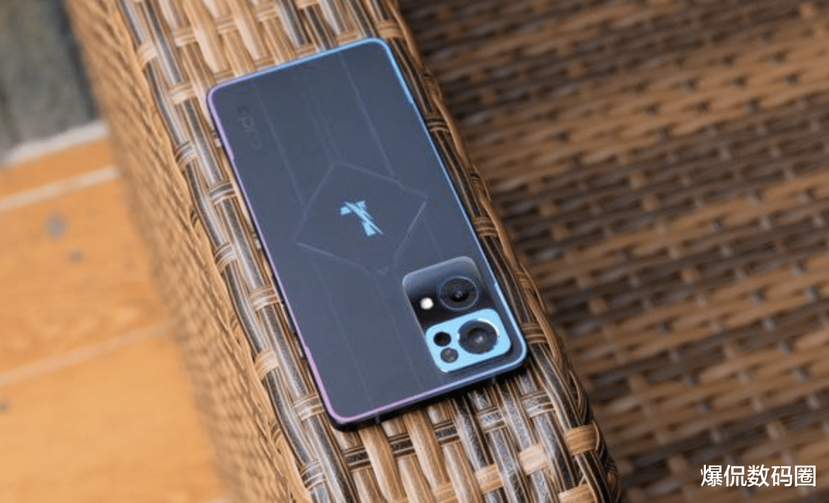 小米科技|很久没有换过新手机了，周末陪女同事逛街，发现真不错