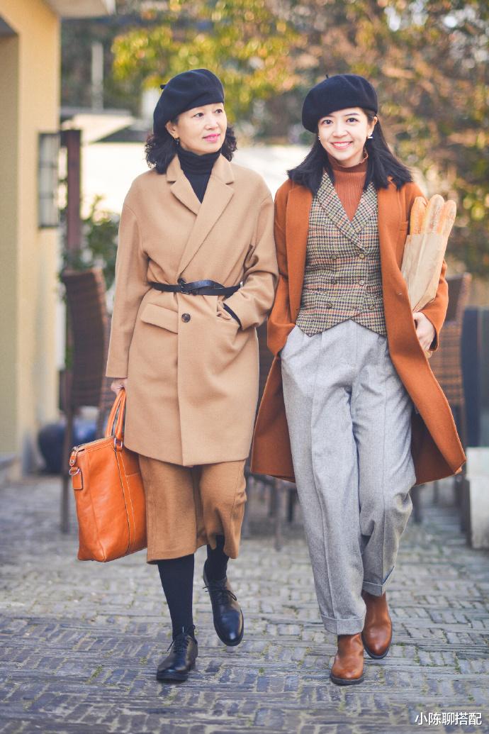 小陈聊搭配 60岁妈妈比女儿会穿，秋天“大衣+毛衣”，越老越洋气优雅
