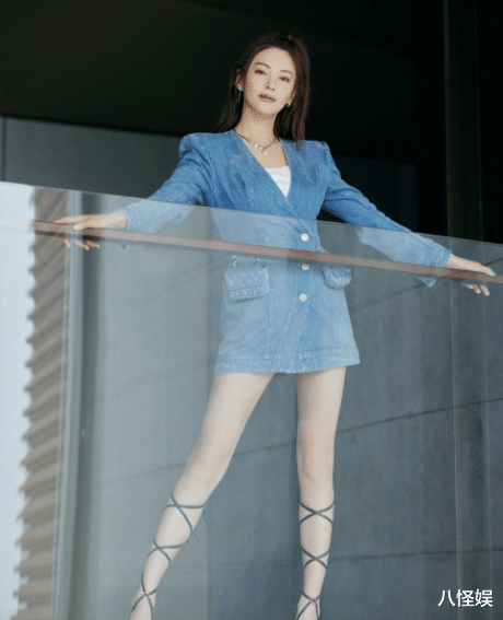 鞠婧祎|张雨绮欢乐谷被偶遇，生图奶油肌亮眼，与小孩互动满脸笑容好温柔