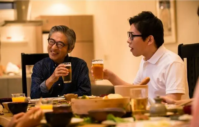 闲聊随心说 饭局上,领导让我去买烟。我很快就花了50买回。晚上收到微信后惊呆了