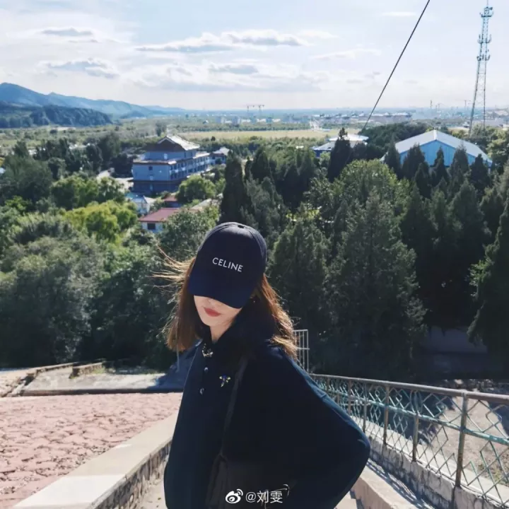 陈列共和 2021秋冬最火穿搭组合，卫衣+半裙，照着穿时髦炸了！