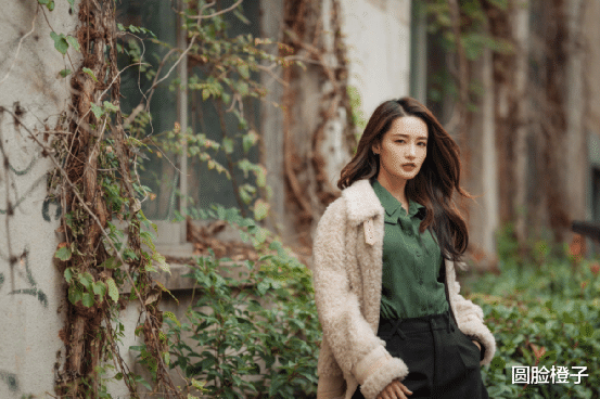 李沁|李沁人美气质更好，大晒秋冬美照展现好身材，发量优越比脸还宽