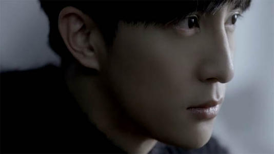 Ala的陪伴|薛之谦正经的时候也是有种清冷的帅气呢，穿搭也很时尚好看