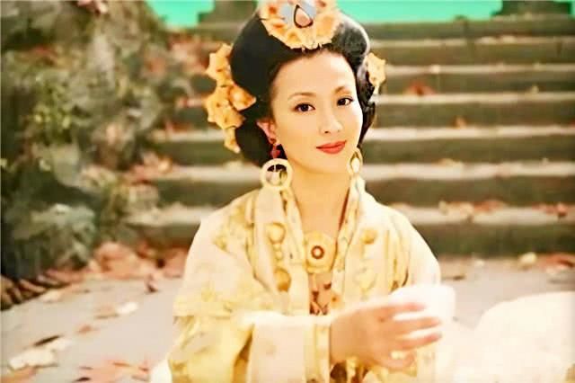 刘亦菲|34岁的刘亦菲，干爹20年用钱铺出的明星路，失去干爹该何去何从