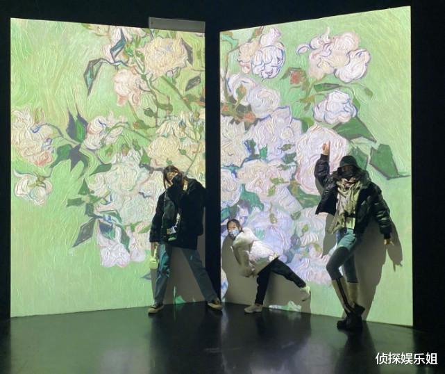 章子怡|汪峰一家五口幸福出游，章子怡与小苹果亲密依偎，宛如亲生母女