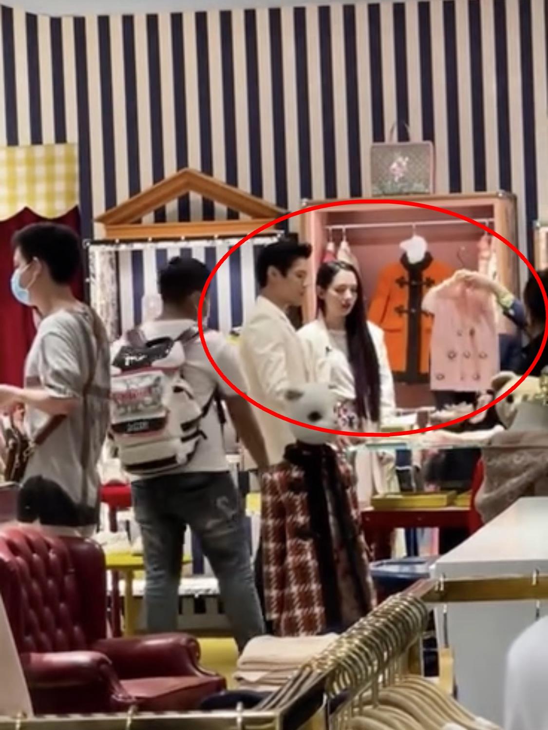 琳妹儿说|郭碧婷夫妇买奢华童装，向佐旁若无人秀恩爱，从后熊抱老婆超甜蜜