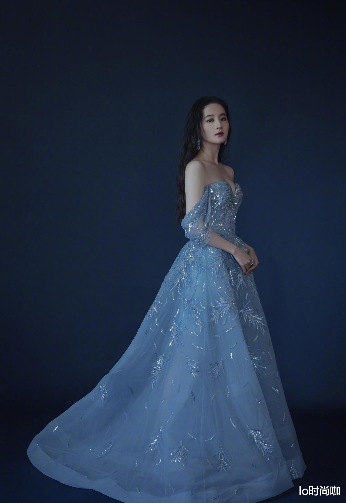 刘亦菲|刘亦菲不同于一般小花,蓝色纱裙尽显女性温柔,美得挺高级