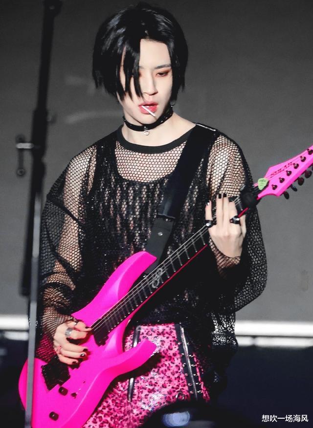 王琳凯|不惧“娘化”，22岁男歌手身穿镂空吊带开唱，烟熏红唇很“妖艳”