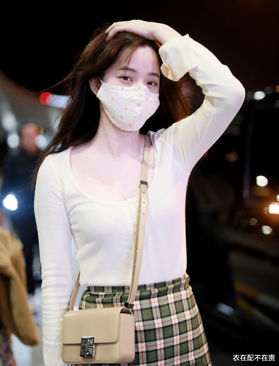 衣在配不在贵|被景甜给美到了，穿针织衫配格纹裙好迷人，33岁还有“初恋感”！