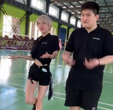 赵一楠|赵本山儿子赵一楠恋情疑曝光，两人穿情侣装共舞，女方颜值高