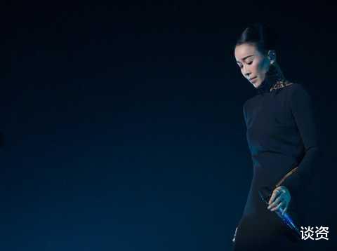 那英|那英带女儿在伦敦买奢侈品,被指嗓门大态度凶,女儿家教严格乖巧安静