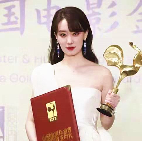 张小斐|张小斐夺金鸡影后，一次活动换三套礼服好夸张，和贾玲狠狠拥抱