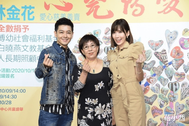 蓓小西|陈若仪拍照把C位让给婆婆，穿工装连体裤甘愿站边上，照样有气场