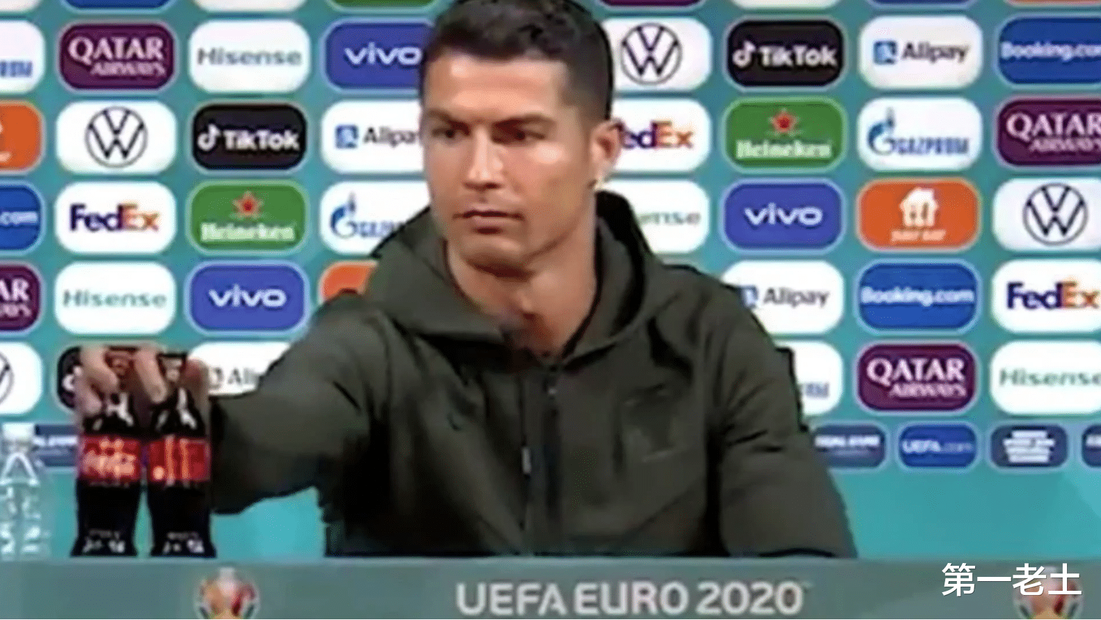 C罗|C罗推开可口可乐，太能装了，这行为连贪官都不如