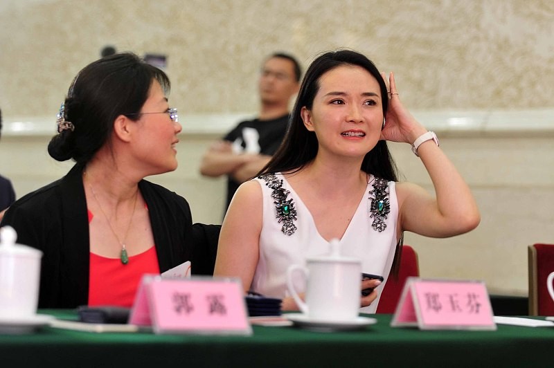 BiuVogue|王艳穿白色的简单裙子，依旧那么的高级，生图看着也很美