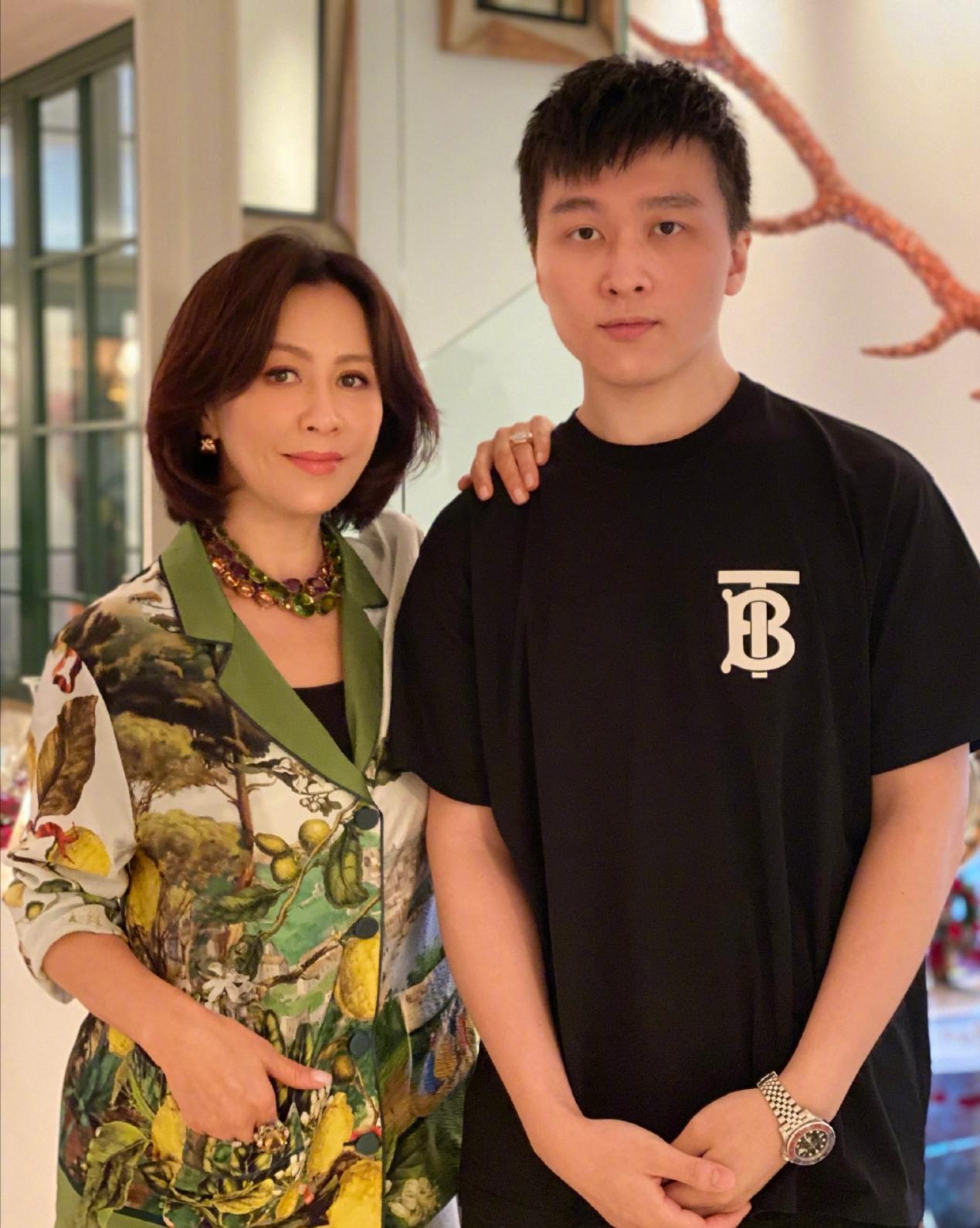 刘嘉玲|刘嘉玲皮肤还是这么紧致！穿红色长褂十分喜庆，配合短发典雅利落