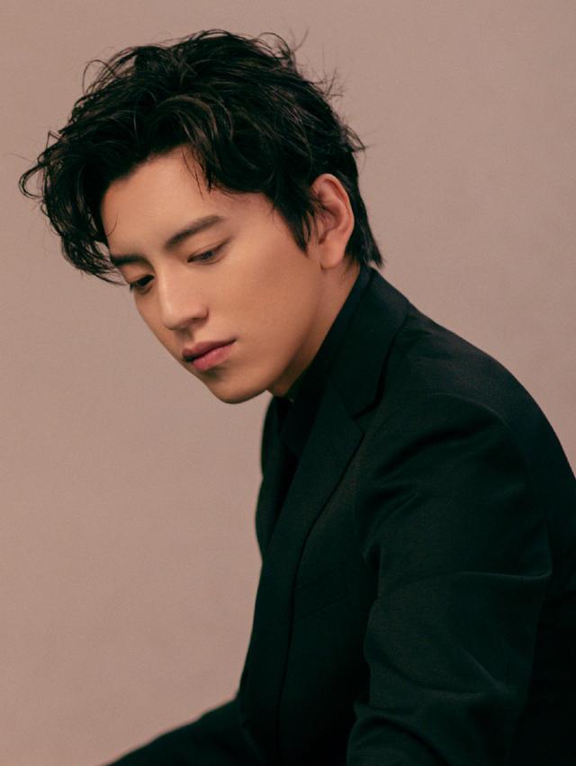 李沁|曾因剧中亲密戏被吐槽，如今他上节目仍上手，李沁被吓到双眼瞪大