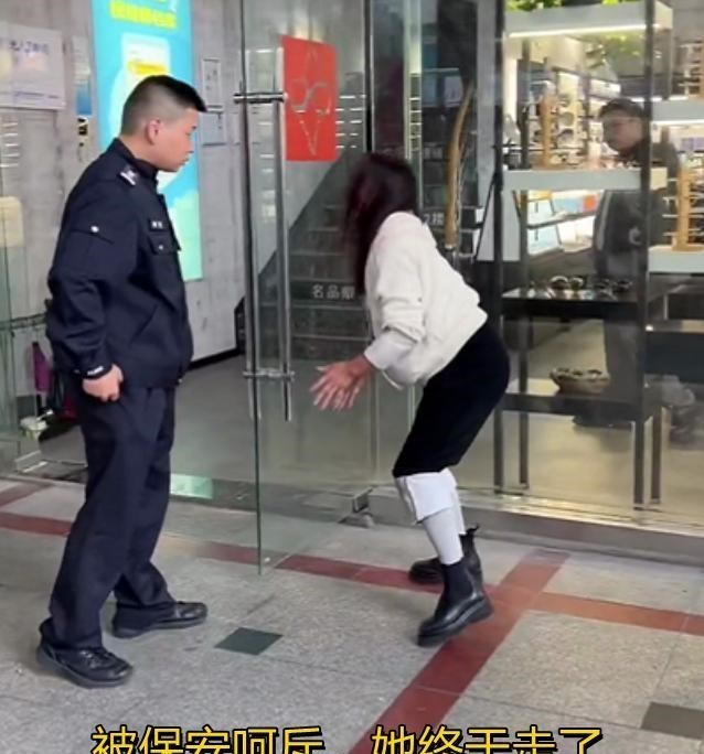 苏州一女子连续多日在街头爬行,知情人:和同事打赌,爬完赚2000