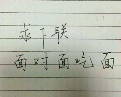 眼霜 姑娘，你这衣服是不是有点太小了，就连身后的保安大爷都感到尴尬了！哈哈哈